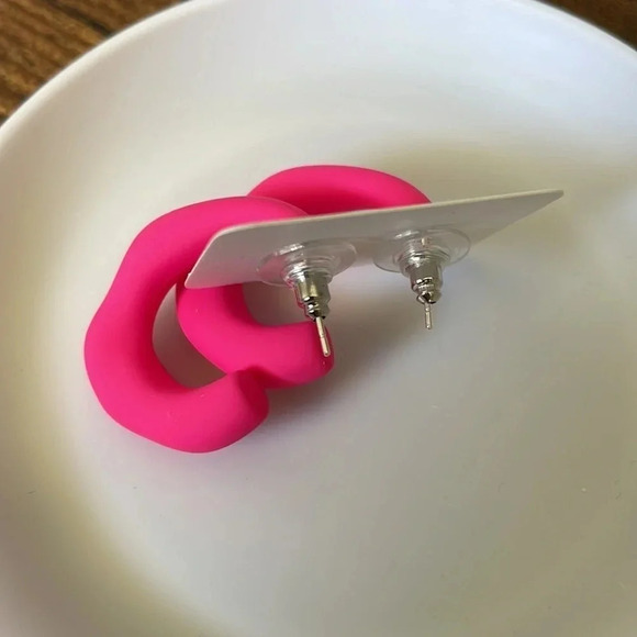 ❤️ NEW 2/$20 or 3/$25 Statement Hot Pink Oversize Matte Acrylic Cuff Earrings - Picture 6 of 6